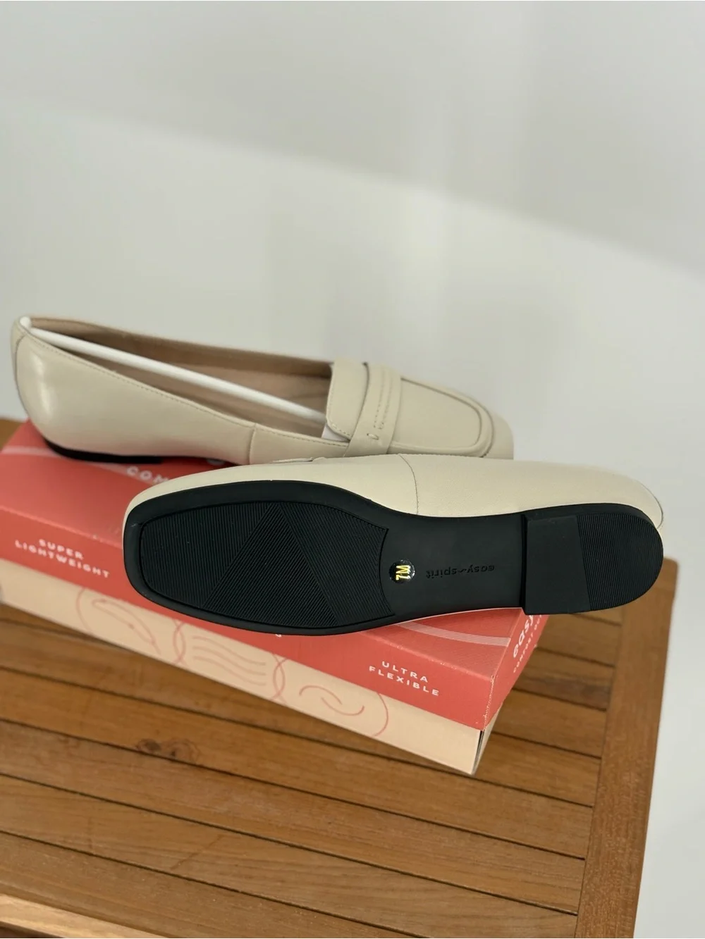 New easy spirit Women's Cream Leather Penny Loafers size 7M